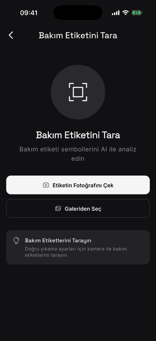 Laundry Master uygulamasının koyu temadaki Bakım Etiketini Tara ekranı; etiketi fotoğraflama veya mevcut bir fotoğrafı seçme seçenekleriyle
